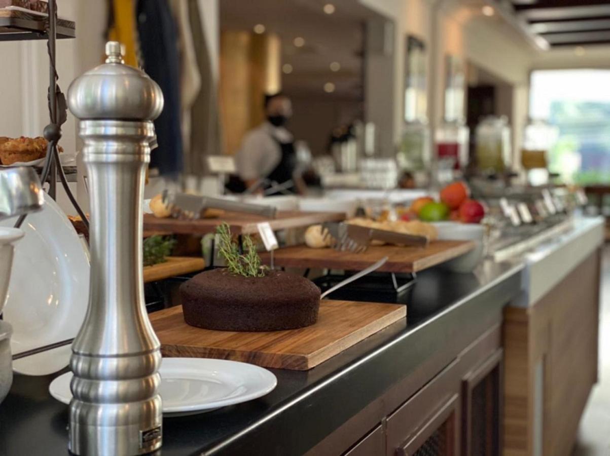 래디슨 오스카 프레이레 호텔 상파울루 외부 사진 A pepper mill at a buffet