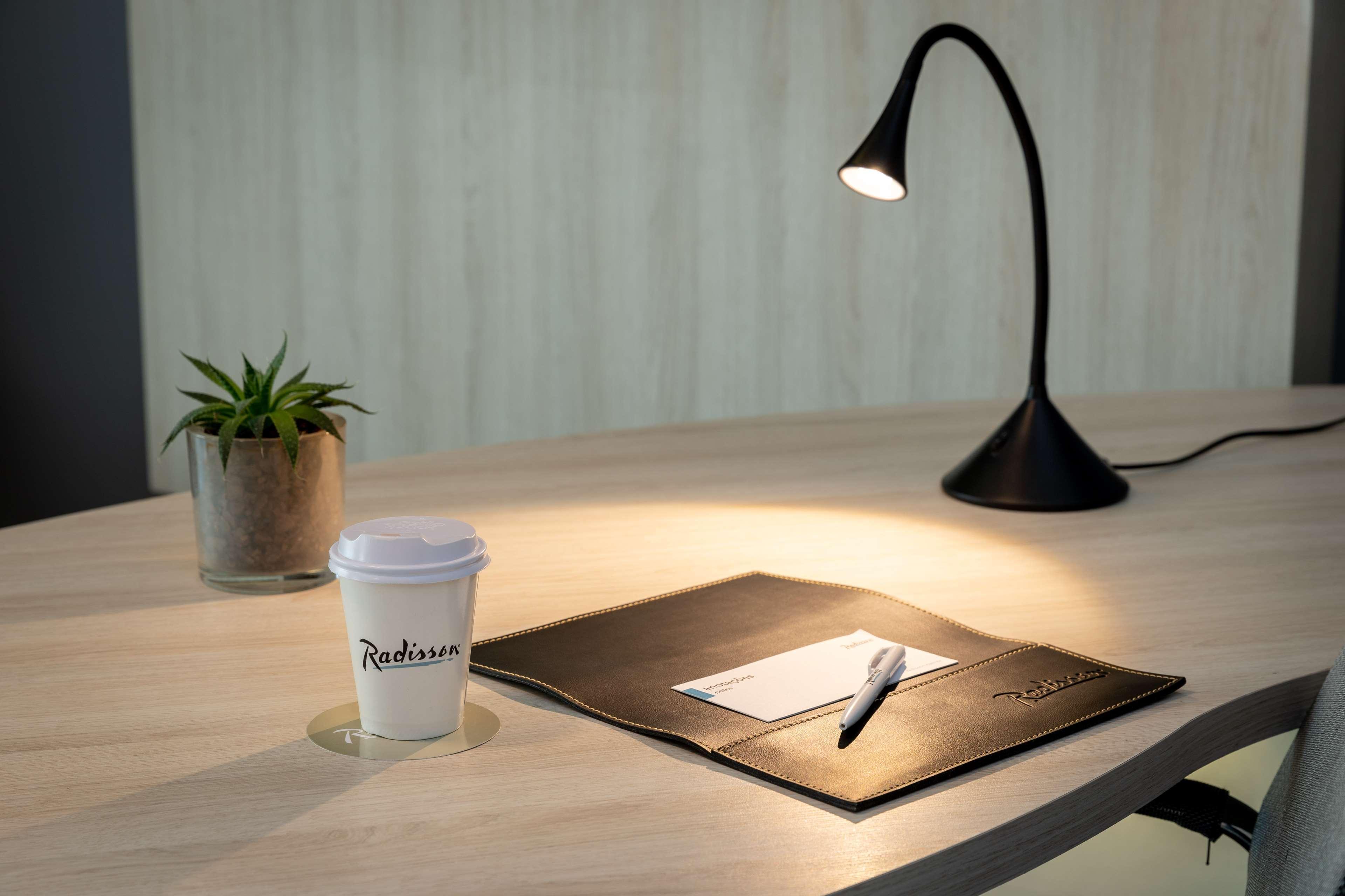 래디슨 오스카 프레이레 호텔 상파울루 외부 사진 A desk lamp