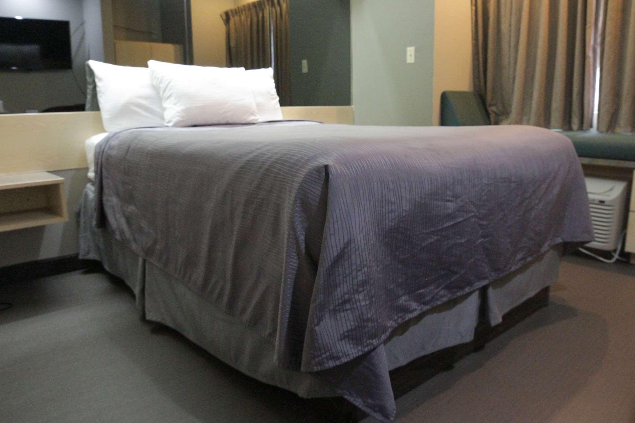 래디슨 오스카 프레이레 호텔 상파울루 외부 사진 A bed with a bed skirt