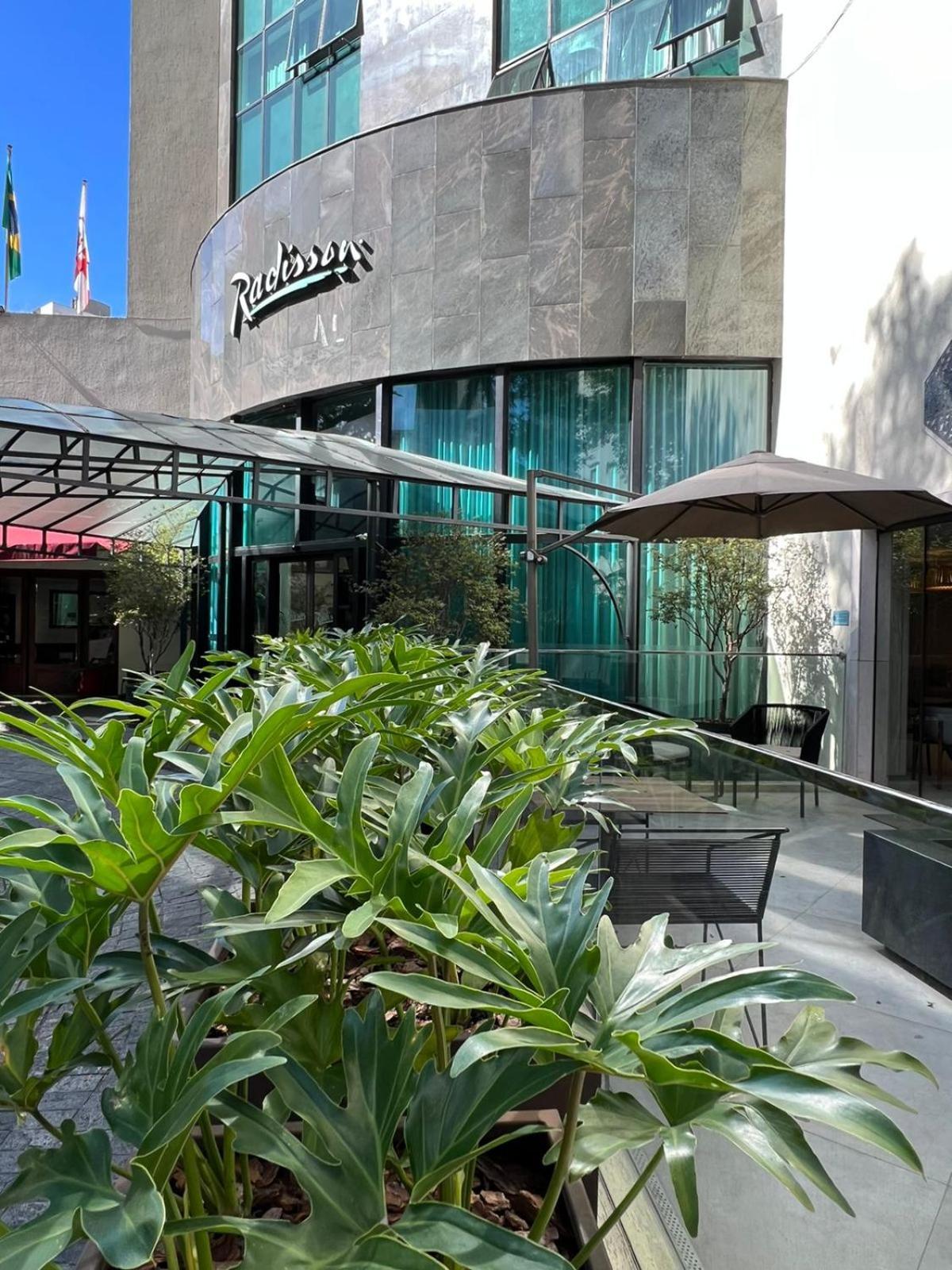 래디슨 오스카 프레이레 호텔 상파울루 외부 사진 The patio at the new location