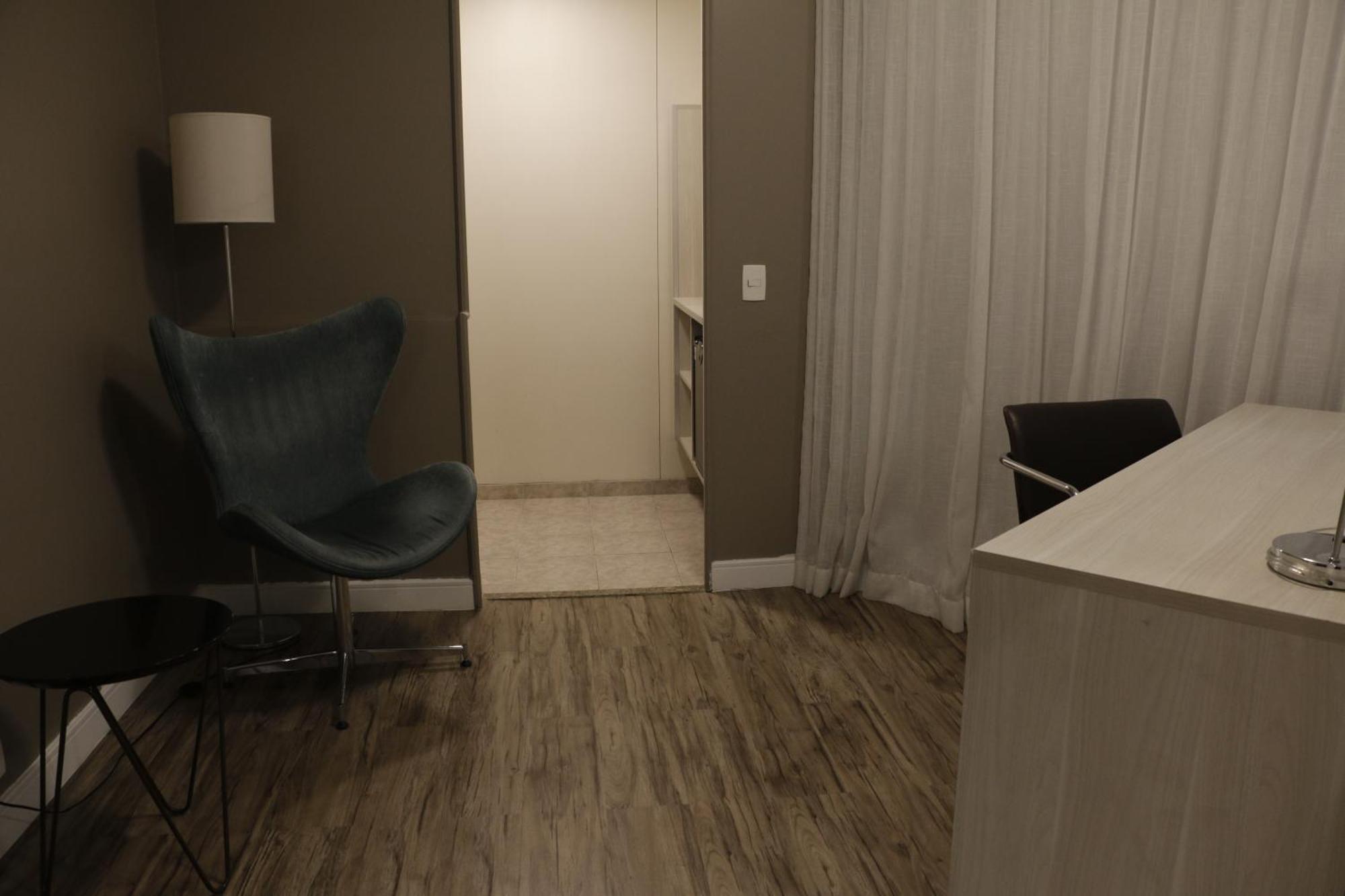 래디슨 오스카 프레이레 호텔 상파울루 외부 사진 A room with a vinyl floor