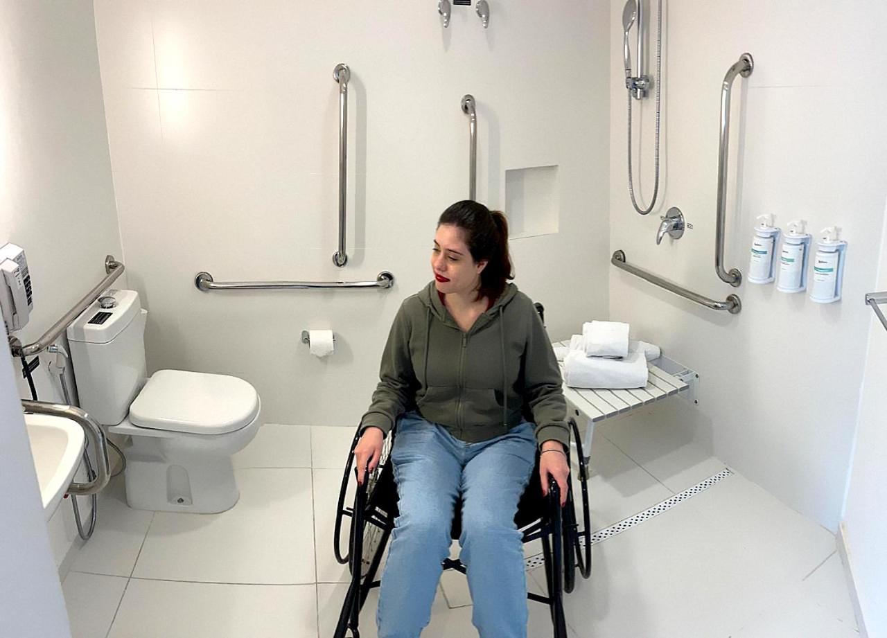 래디슨 오스카 프레이레 호텔 상파울루 외부 사진 Disabled toilet with shower